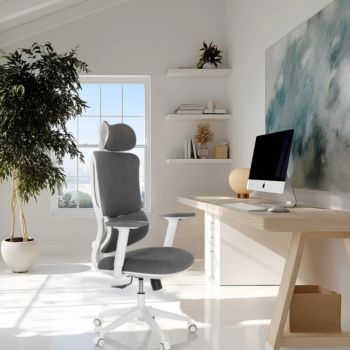 Homeoffice-Bürostuhl ERGOMY WF mit grauem Stoffbezug und weißem Rahmen in einem hellen Arbeitszimmer von MyBuero