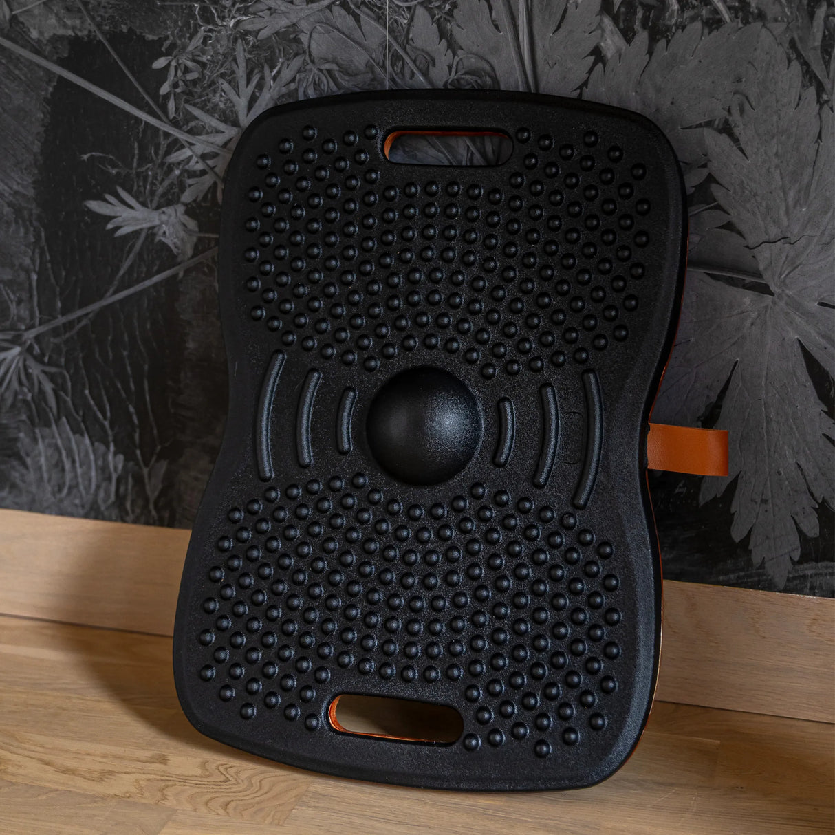 Strukturierte Oberfläche des Balance Boards ACTIV in Schwarz mit Noppen und zentraler Wölbung von hjh OFFICE
