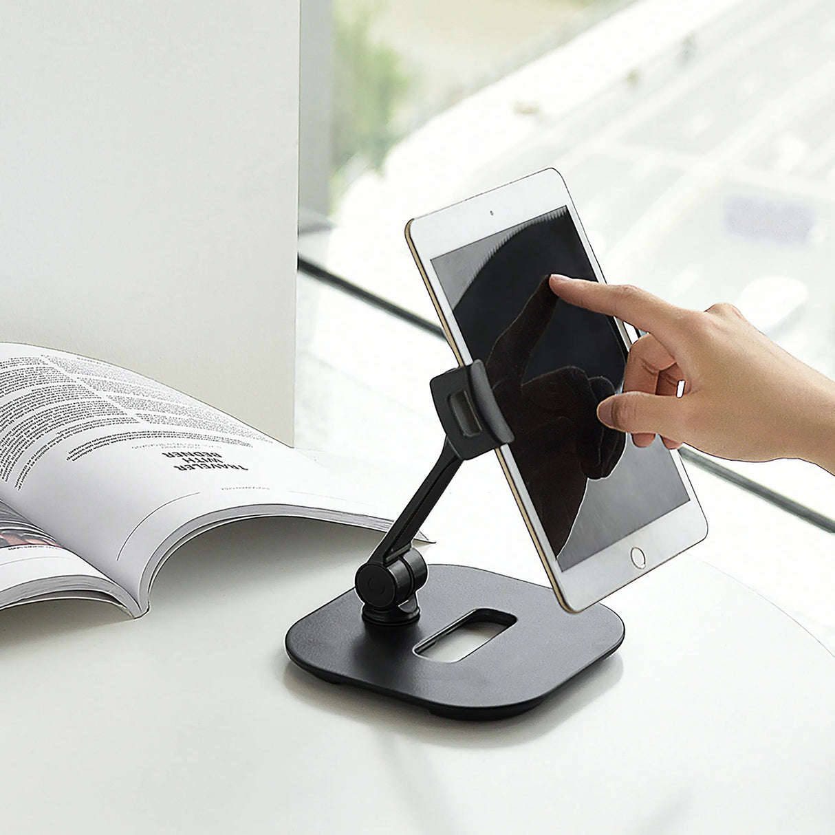 Schwarze Handy- und Tablet-Halterung FLEXMOBI IV mit einem eingesetzten Tablet auf weißem Untergrund von hjh OFFICE