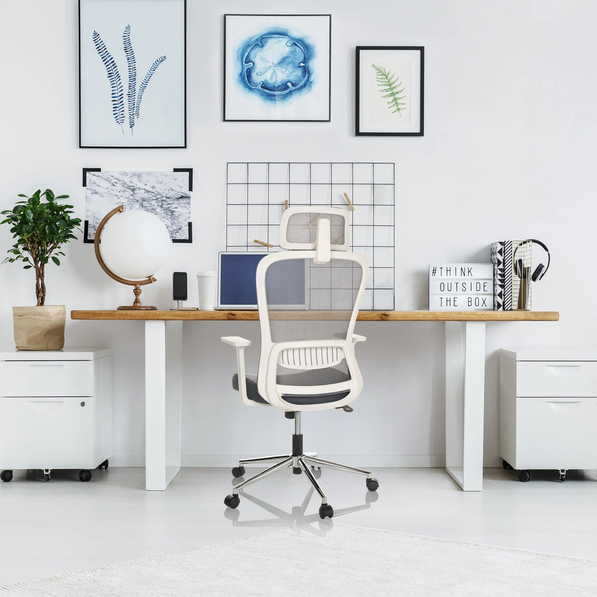 Grauer Home-Office-Bürostuhl BELAIA W mit Netzrückenlehne und weißen Armlehnen von hjh OFFICE