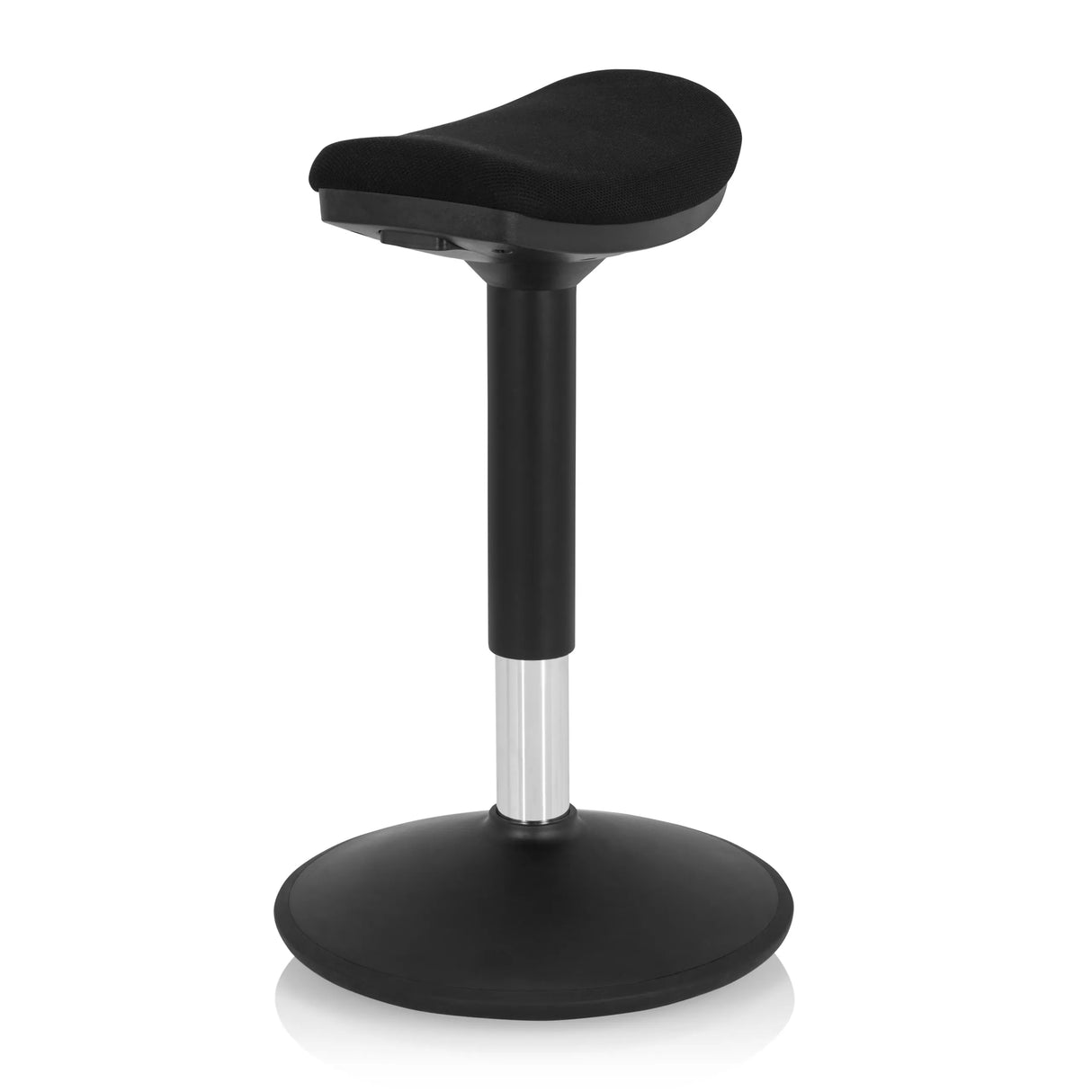 Schwarze Stehhilfe BALANCE SIT I B mit geschwungener Sitzfläche und rundem Standfuß von hjh OFFICE – 360-Grad-Ansicht (schräge Frontansicht 60°)