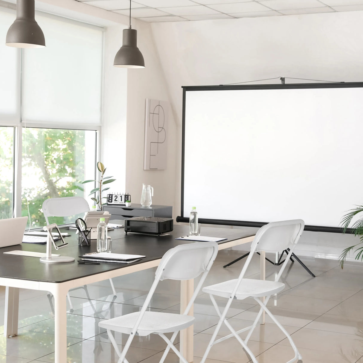 Weiße Outdoor Stühle TUDELA XXL W in einem hellen Konferenzraum von hjh OFFICE