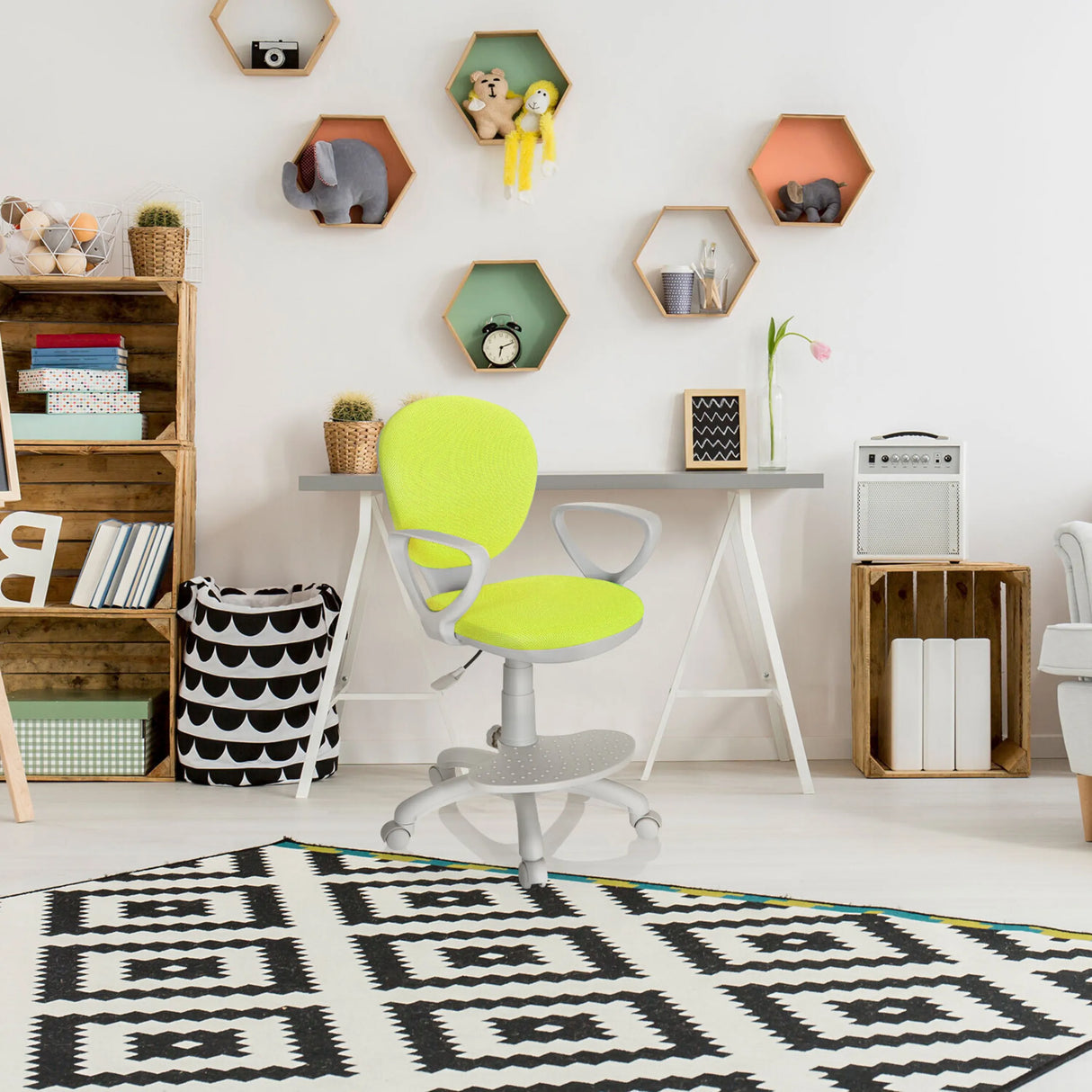 Kinderdrehstuhl KID COLOUR G1 in Grün und Grau mit Armlehnen und Rollen in einem Kinderzimmer von hjh OFFICE