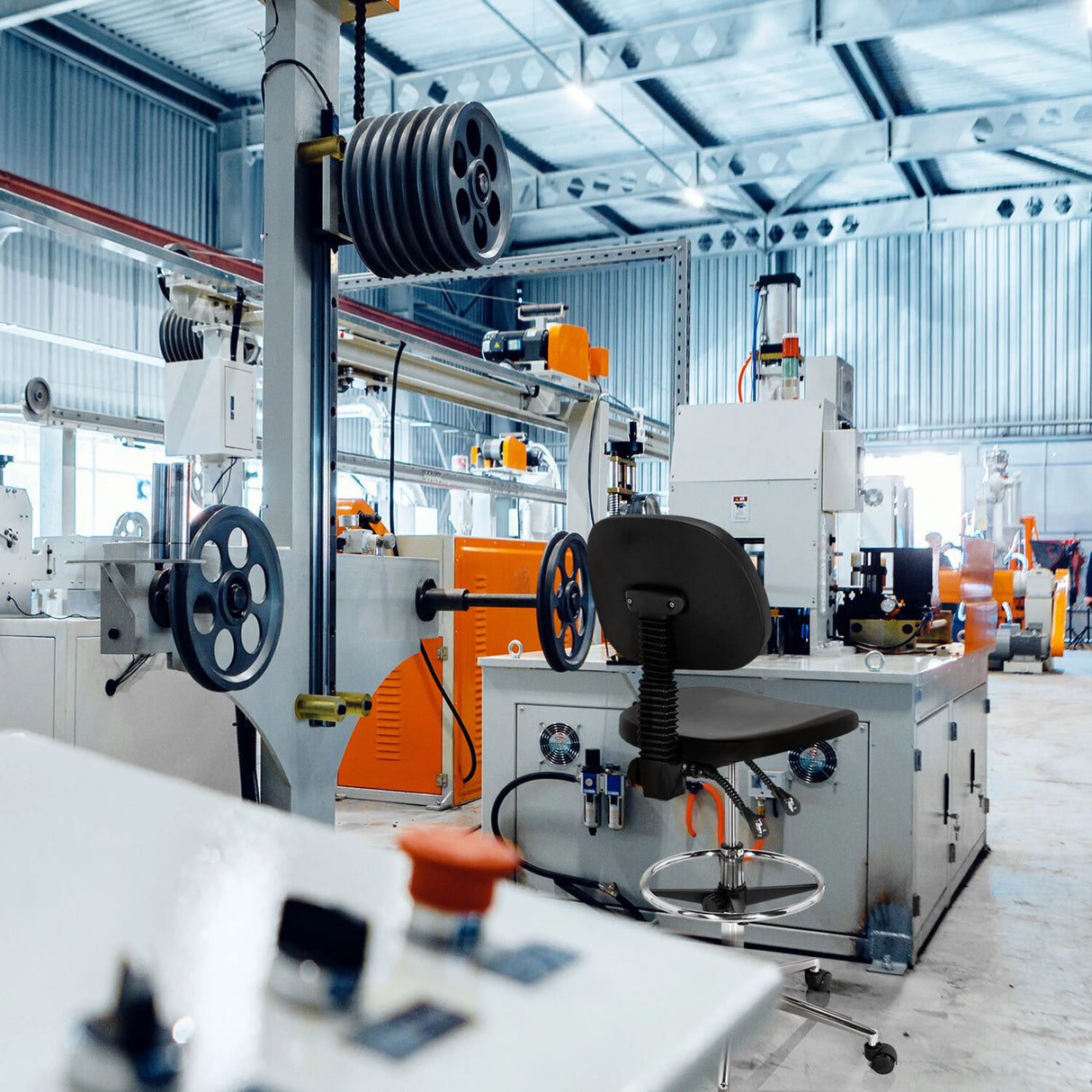 Schwarzer Counterstuhl TOP WORK 24 I mit Fußring in einer Industriehalle von hjh OFFICE