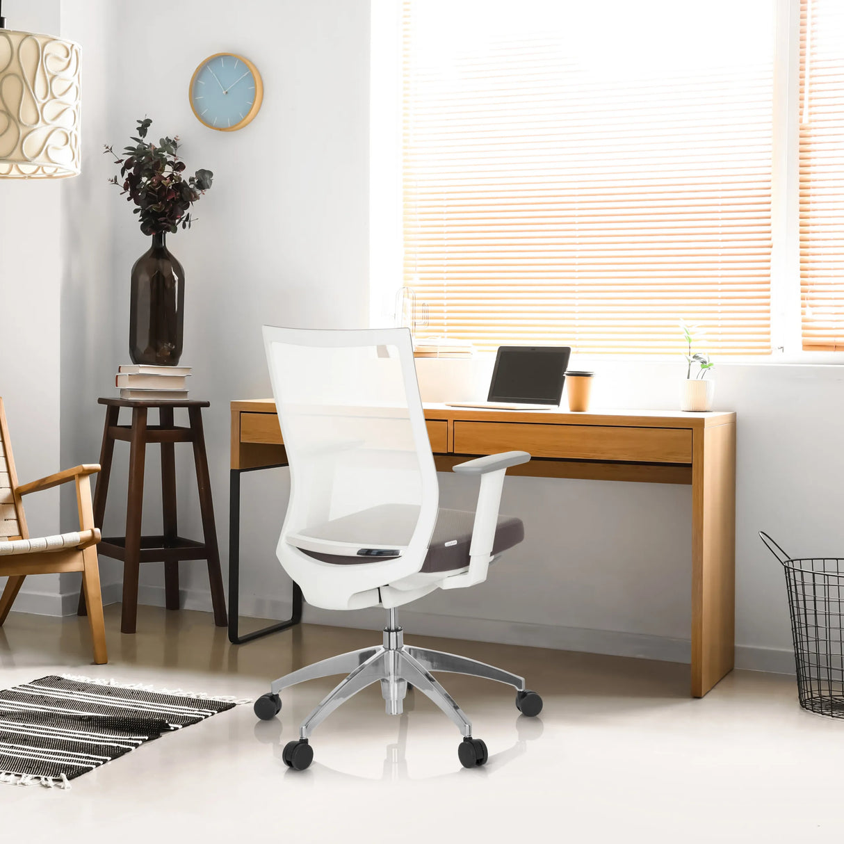 Profi-Bürostuhl ASPEN WHITE in Grau und Weiß mit Netzrückenlehne und Armlehnen an einem Schreibtisch von hjh OFFICE
