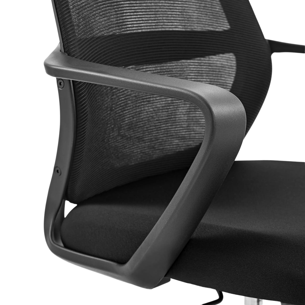 Schwarze Armlehne und Netzrückenlehne des Homeoffice-Bürostuhls Explorer von MyBuero