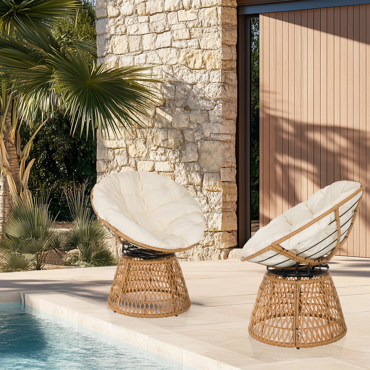 Zwei Outdoor-Stühle WEAVORA in Beige mit geflochtenem Gestell und weißen Polstern im Außenbereich von hjh LIVING
