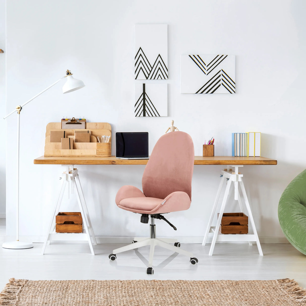 Homeoffice-Bürostuhl AVEA in Rosa mit weißem Sternfuß und Rollen vor einem Schreibtisch von hjh OFFICE