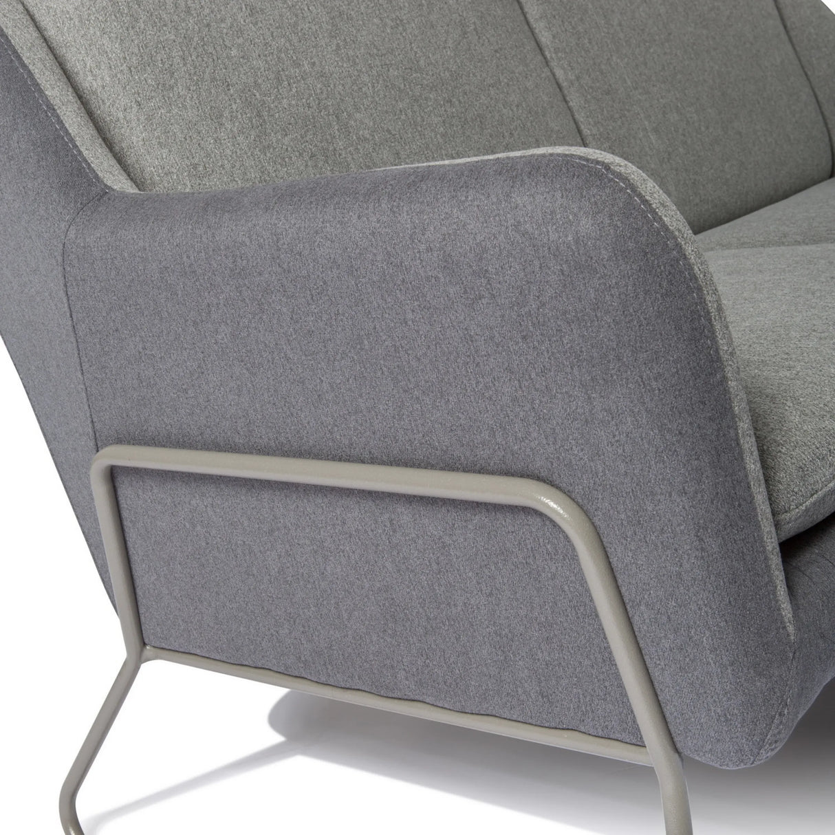 Armlehne und grauer Stoffbezug des Loungesofas LAGUN mit grauem Metallgestell von hjh OFFICE