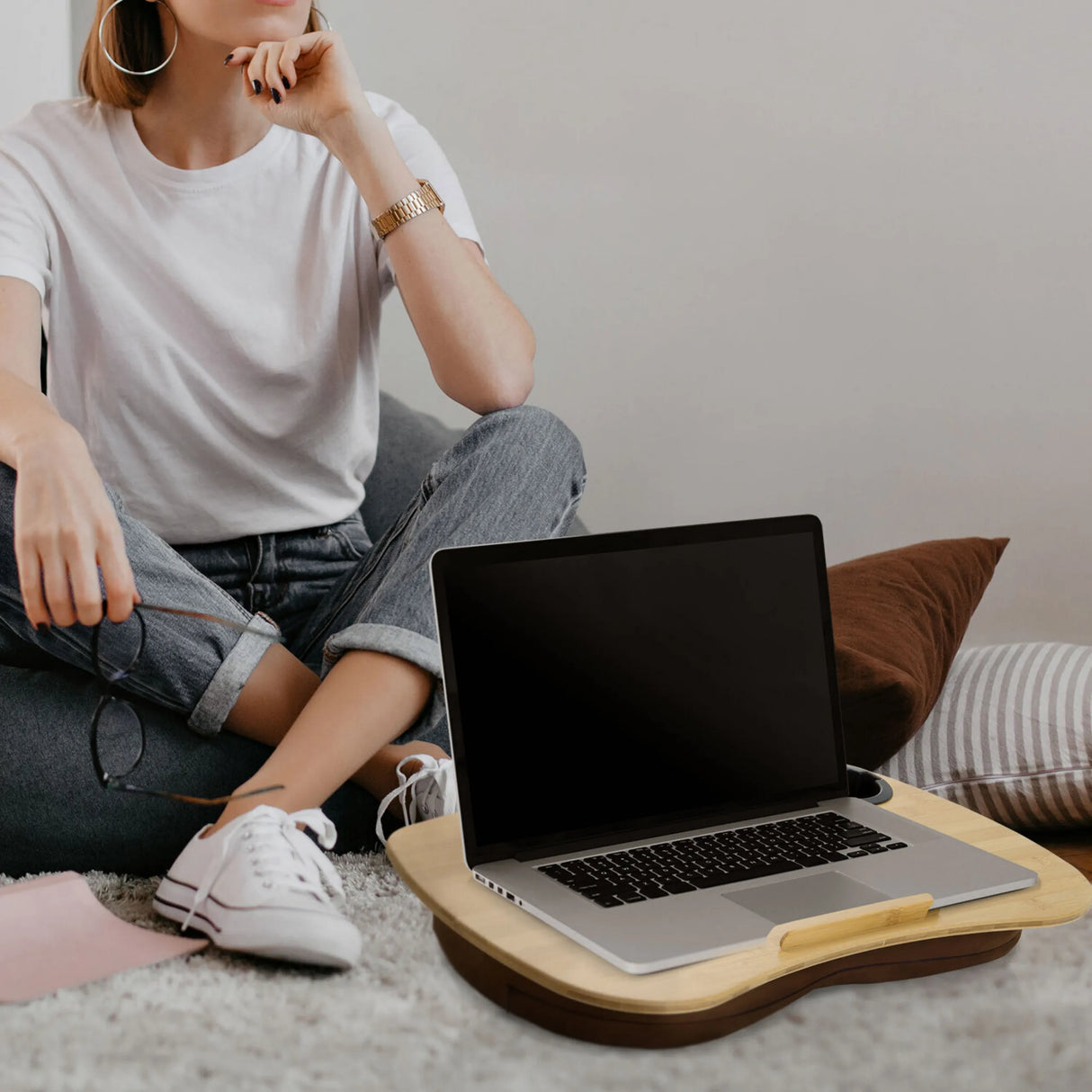Braune Laptopunterlage COMFILAP I aus Holz mit einem darauf platzierten Laptop von hjh OFFICE