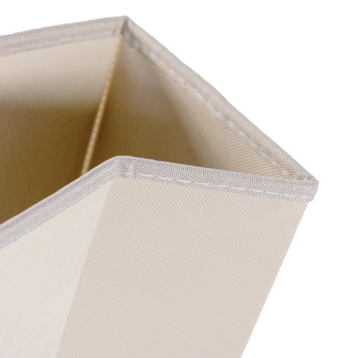 Gesteppte Stoffkante und Innenansicht eines Fachs der Kommode FOLDRESS S in Beige von hjh LIVING