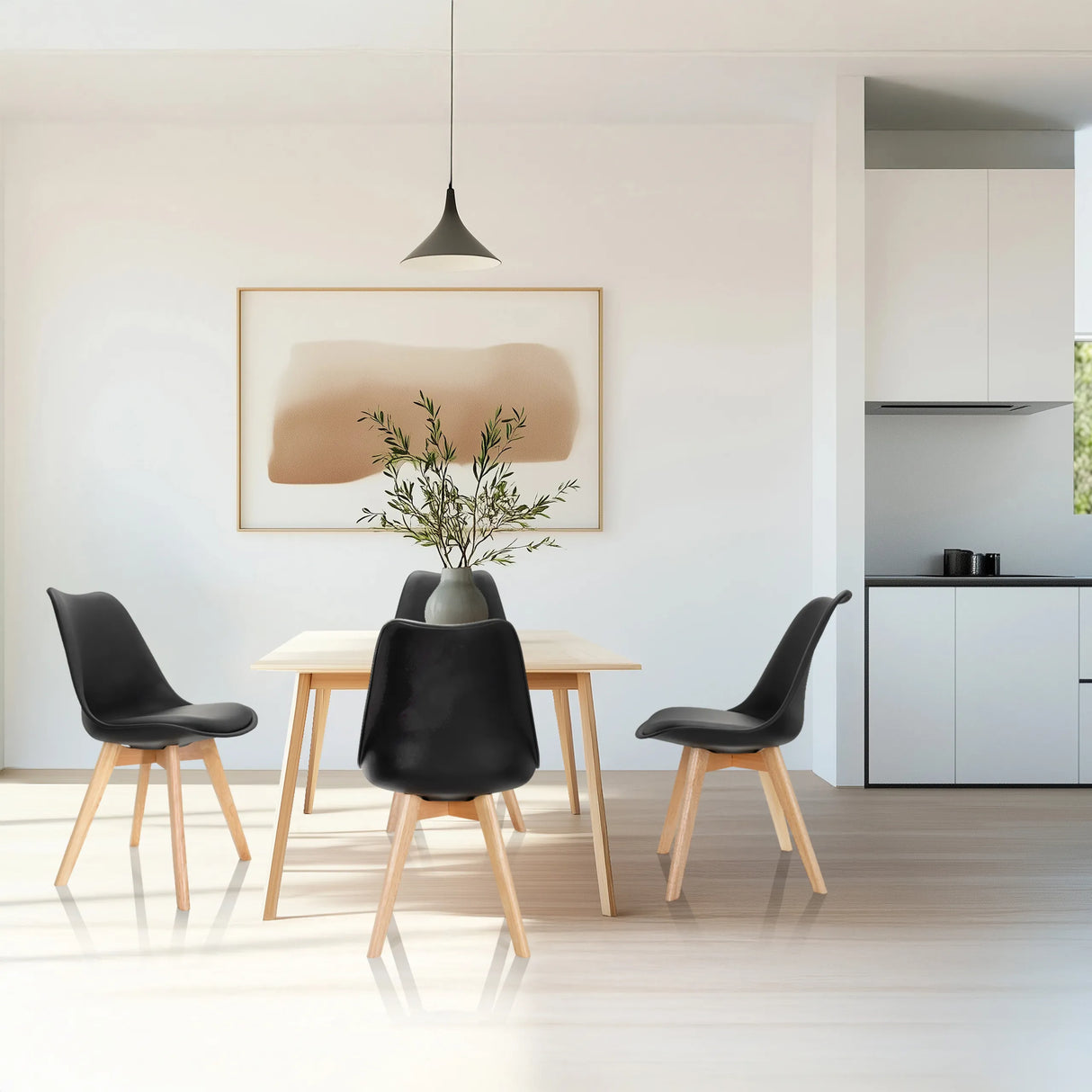 Vier schwarze Schalenstühle SCANDI 4 mit Holzbeinen an einem Esstisch von hjh OFFICE