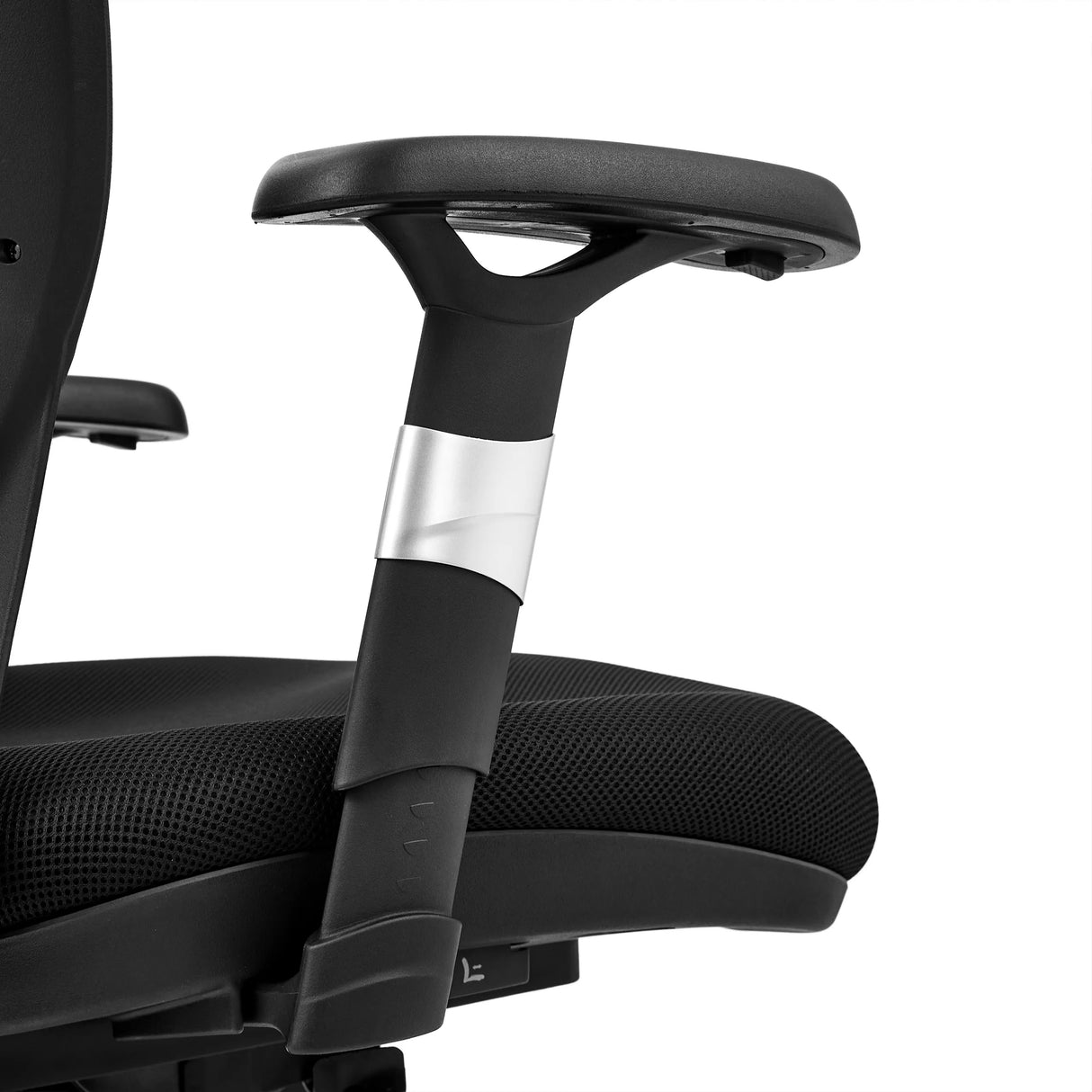 Verstellbare Armlehne in Schwarz mit silbernem Detail des High-End-Bürostuhls VENUS BASE von hjh OFFICE