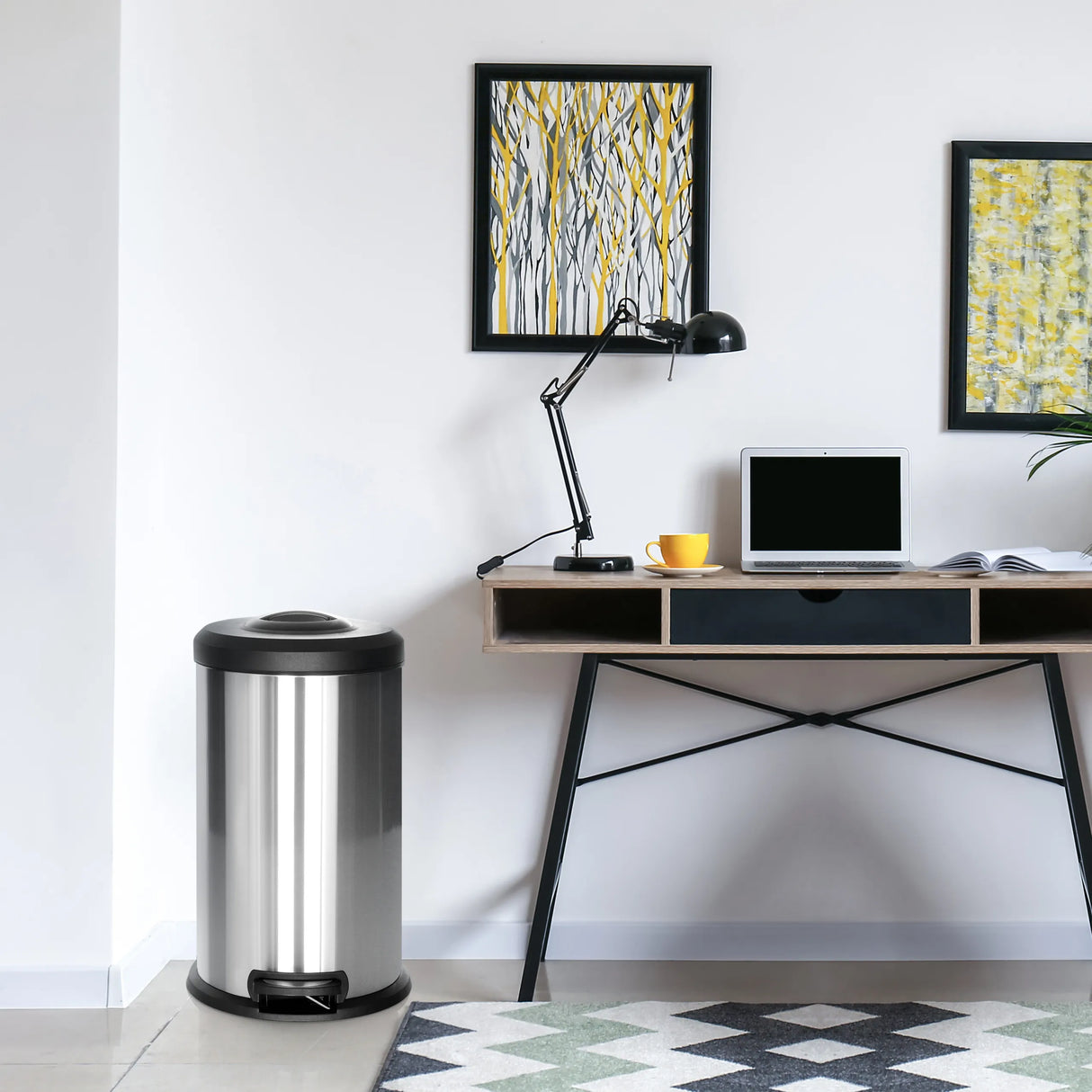 Silberner Mülleimer CLEAN X mit 40 Litern Fassungsvermögen und Tretelement von hjh OFFICE