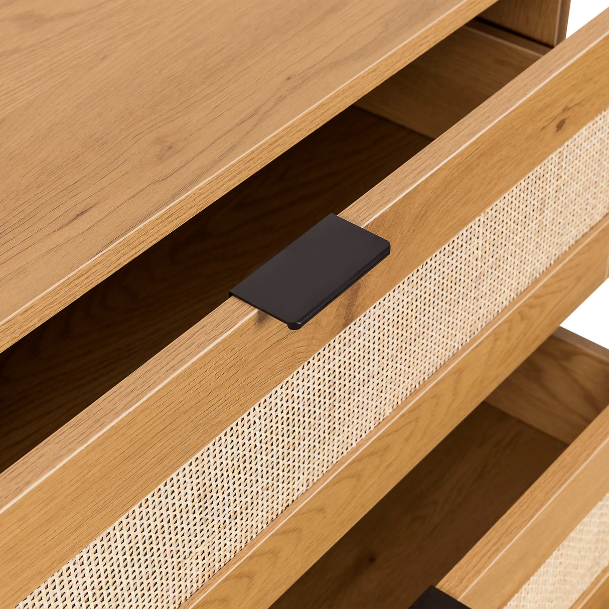 Schwarzer Griff und Wiener Geflecht an der Front der Kommode BOHEO K von hjh LIVING