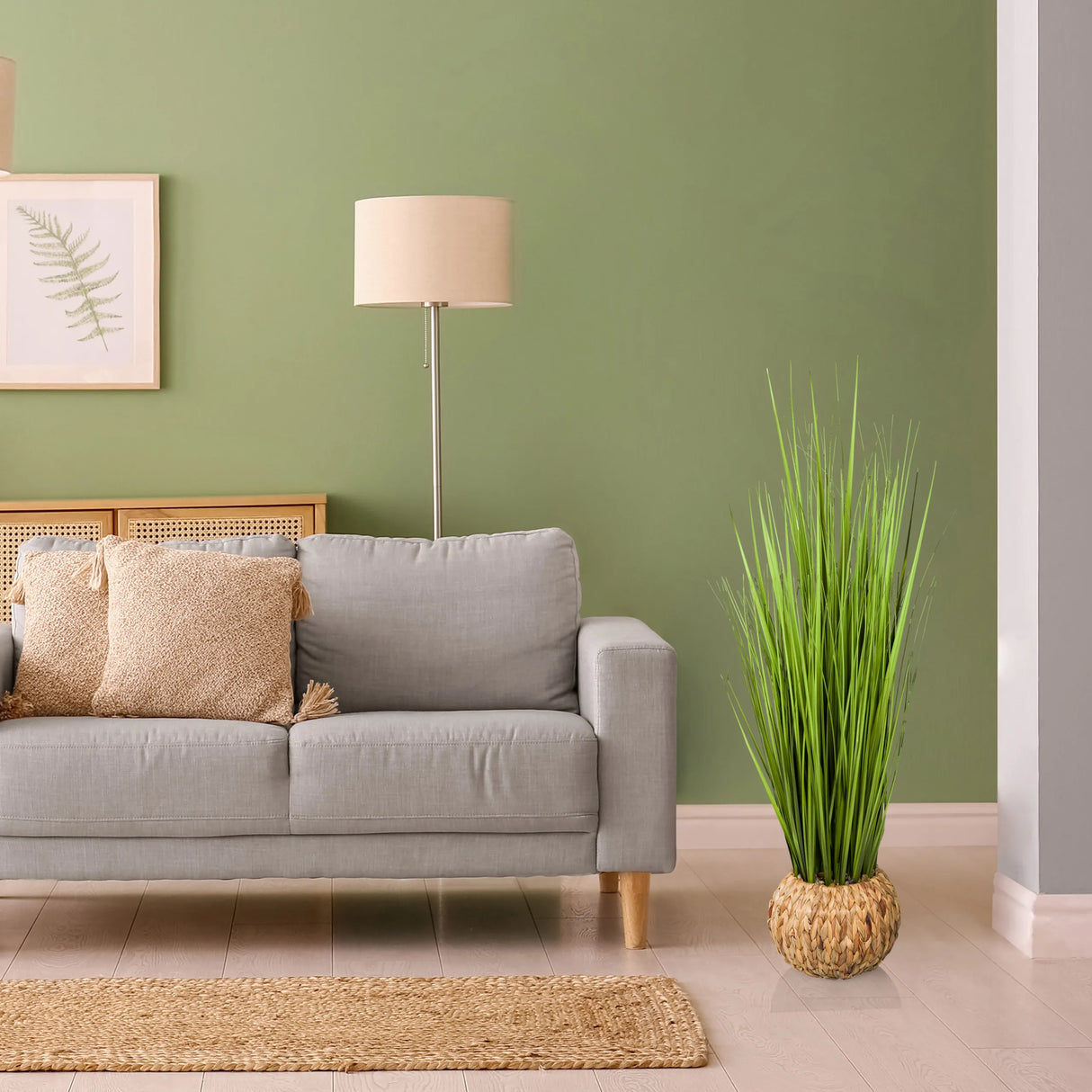 Grüne Kunstpflanze CORTADERIA in einem geflochtenen Korb von hjh OFFICE