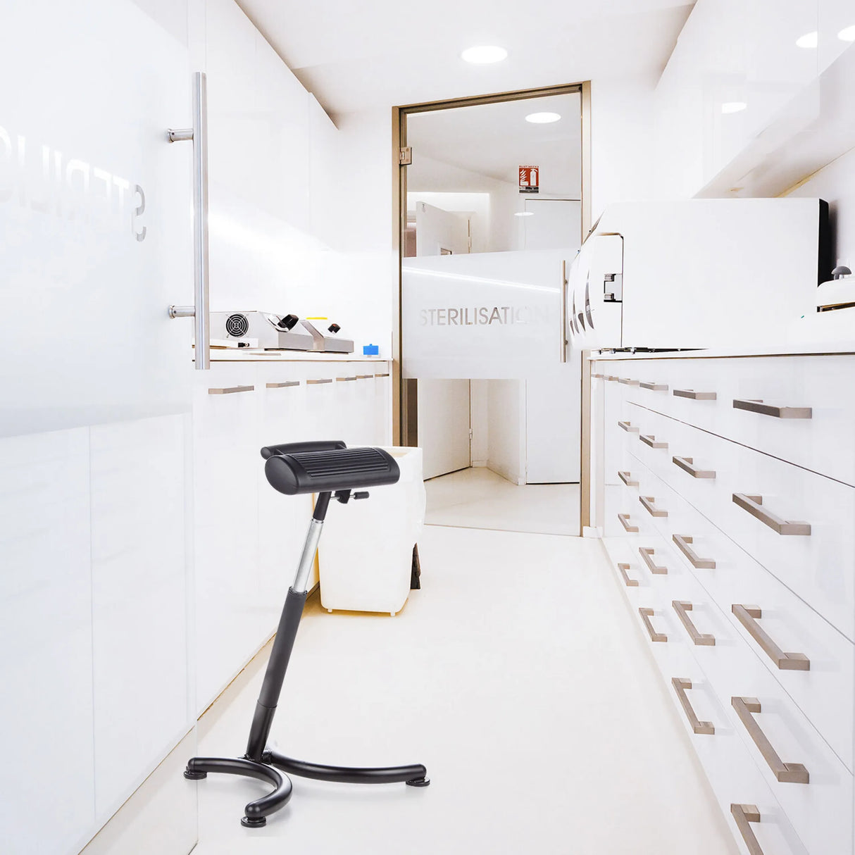 Schwarze Stehhilfe TOP WORK 30 mit gepolsterter Sitzfläche und Fußkreuz von hjh OFFICE