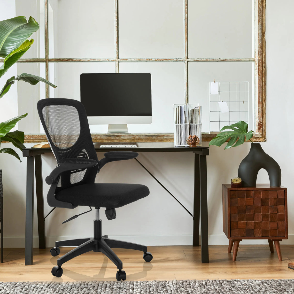 Schwarzer Homeoffice-Bürostuhl BELIO mit Netzrückenlehne und Rollen von hjh OFFICE