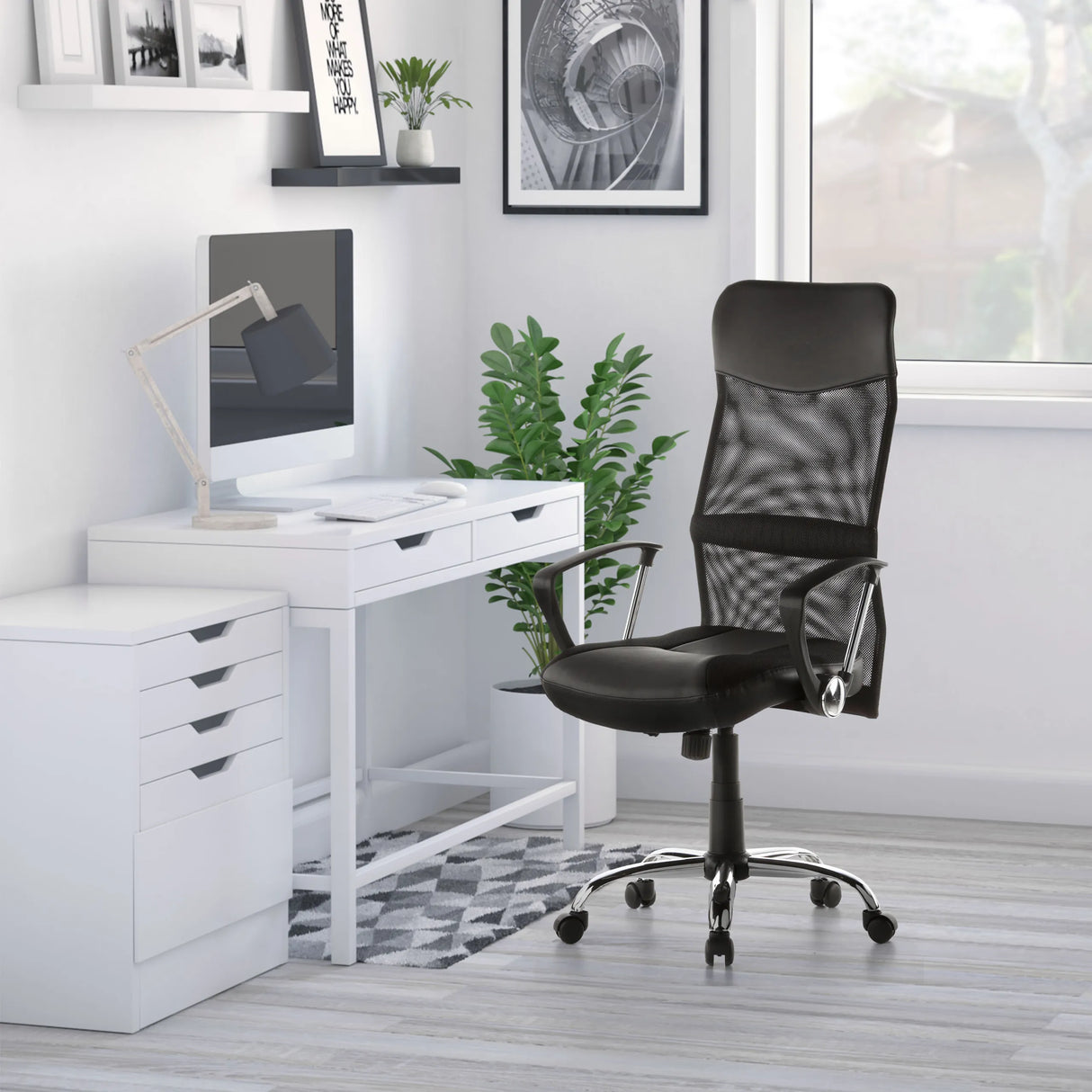 Homeoffice Chefsessel ARTON 20 in Schwarz mit Netzrückenlehne und Armlehnen vor einem weißen Schreibtisch von hjh OFFICE