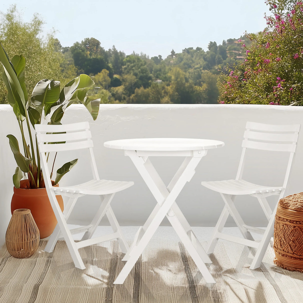 Weißer Klapptisch TRAVANO T mit zwei passenden Klappstühlen auf einer Terrasse von hjh LIVING