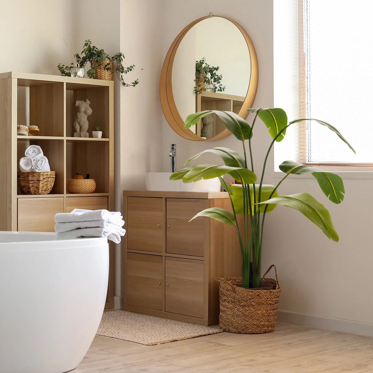 Grüne Kunstpflanze BANANE in einem geflochtenen Korb im Badezimmer von hjh OFFICE