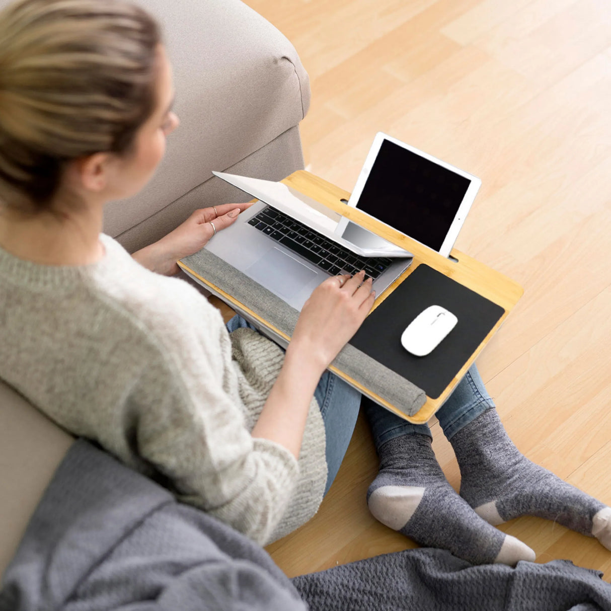 Graue Laptopunterlage COMFILAP mit integrierter Mausfläche und Tablet-Halterung von hjh OFFICE