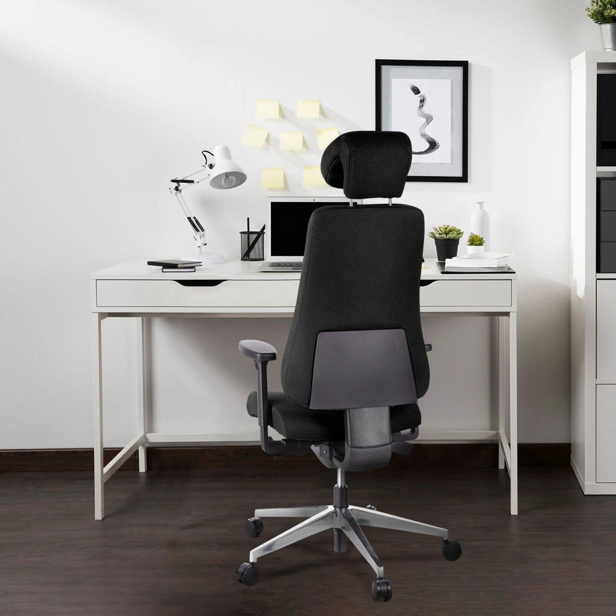 Rückansicht des Profi-Bürostuhls PRO-TEC 400 in Schwarz mit Kopfstütze und Armlehnen von hjh OFFICE