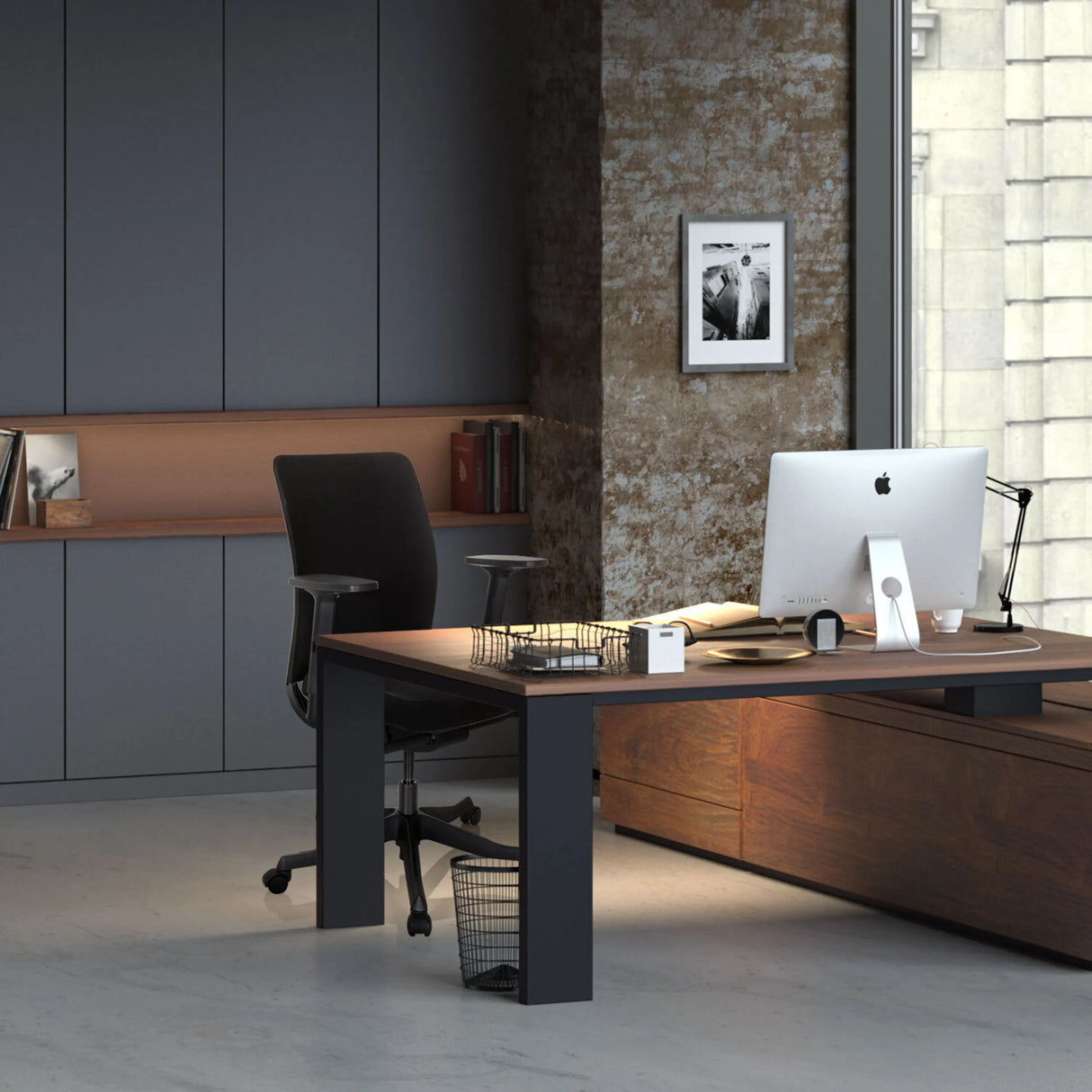 Profi-Bürostuhl SENATOR in Schwarz an einem Schreibtisch in einem modern eingerichteten Büro von hjh OFFICE