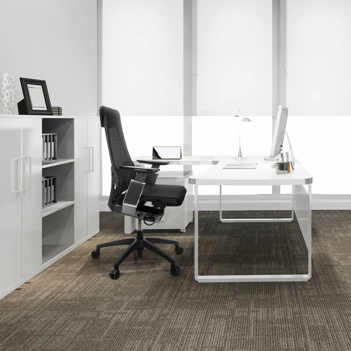 Profi-Bürostuhl GENIDIA SMART BLACK CM mit schwarzem Netzrücken und Gestell in Chrom von hjh OFFICE