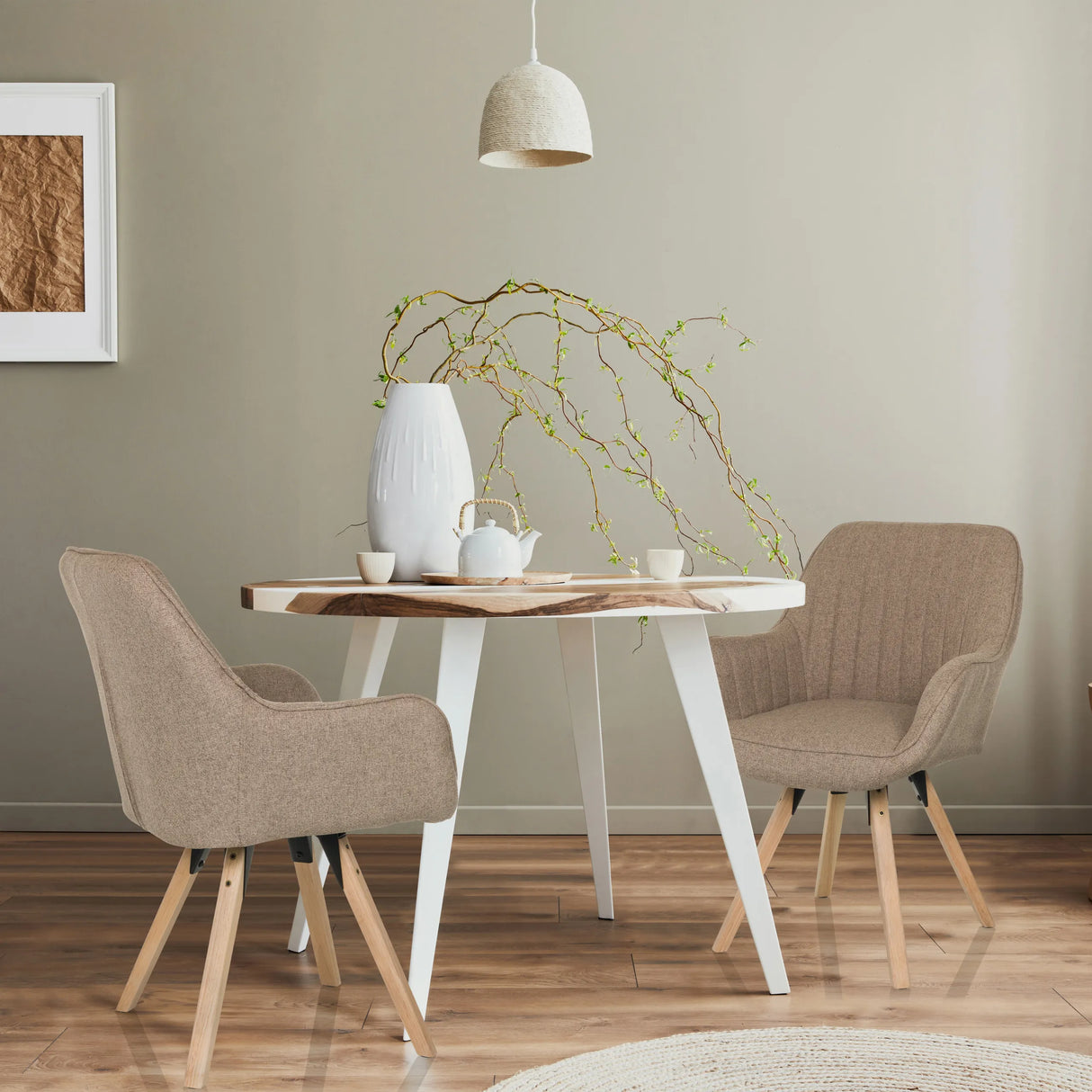 Zwei beige Polsterstühle SCANDI SOFT mit Holzbeinen an einem runden Esstisch von hjh LIVING