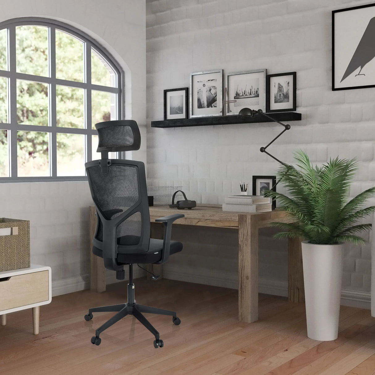 Schwarzer Homeoffice-Bürostuhl BRETON B mit Kopfstütze und Netzrückenlehne von hjh OFFICE