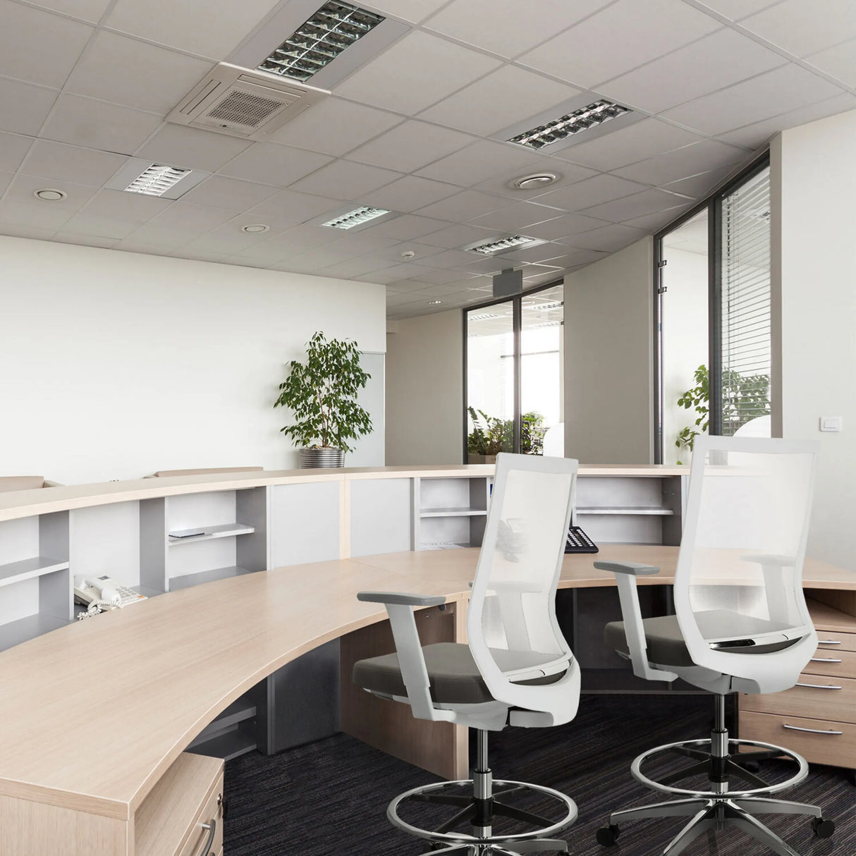 Zwei graue Counterstühle ASPEN WORK W mit weißen Rückenlehnen und Armlehnen von hjh OFFICE