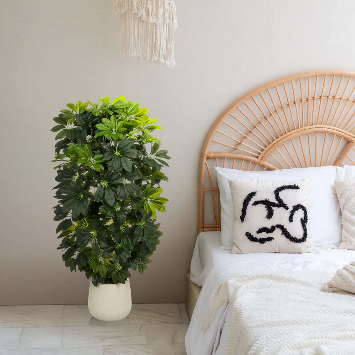 Grüne Kunstpflanze Schefflera 2 in einem cremeweißen Übertopf von hjh OFFICE