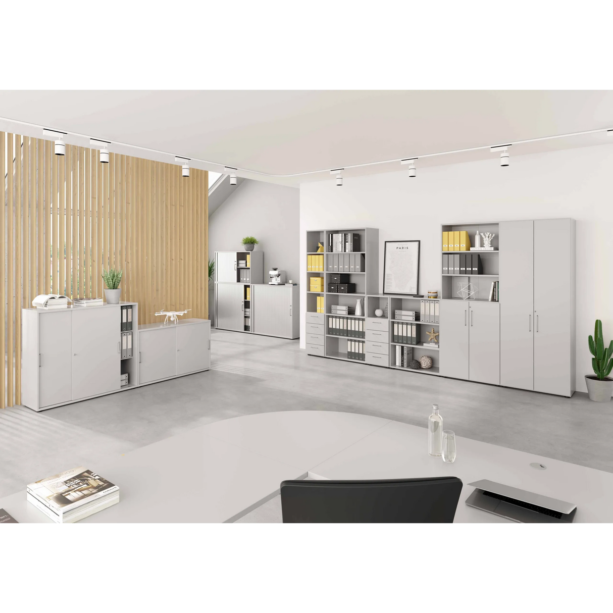 Graue Schränke BETA 9 mit Türen und offenen Regalfächern in einem hellen Büro von hjh OFFICE PRO