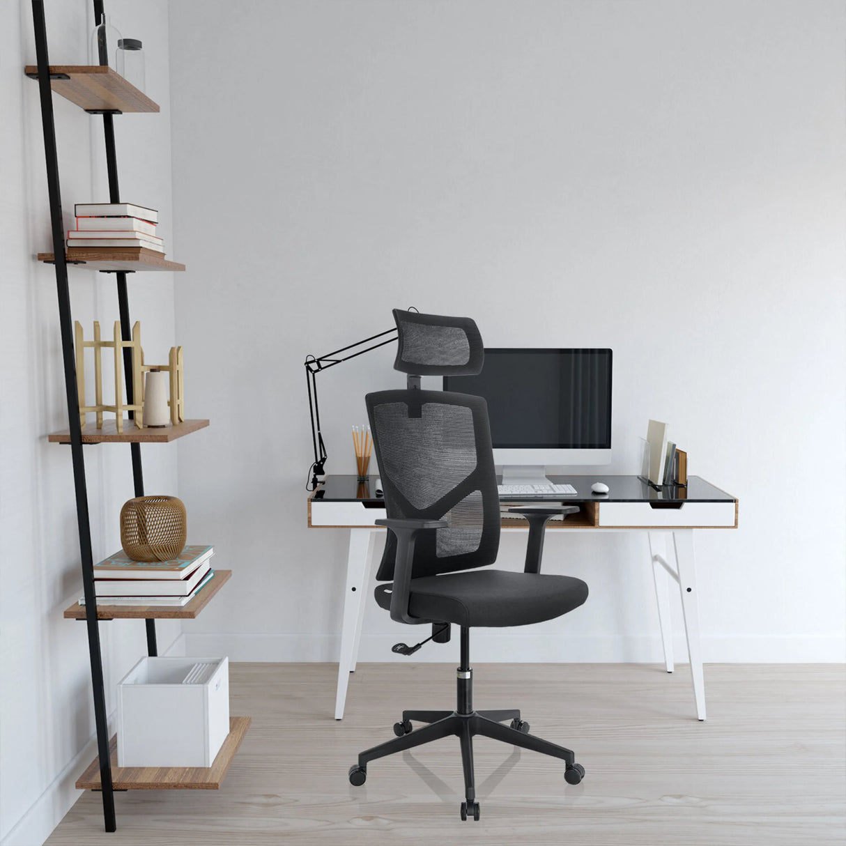 Schwarzer Homeoffice-Bürostuhl BRETON B mit Netzrückenlehne, Kopfstütze und Rollen vor einem Schreibtisch von hjh OFFICE