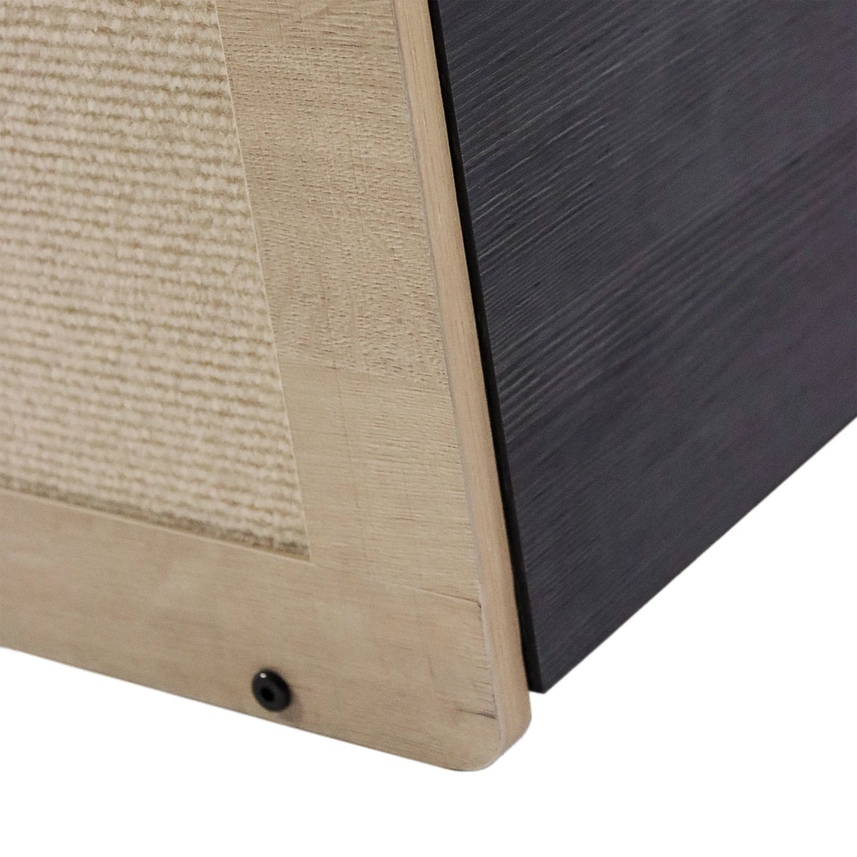 Ecke des Katzenhauses KITTY PAWBOX 2 in Schwarz und Eiche mit einer Schraube von hjh LIVING