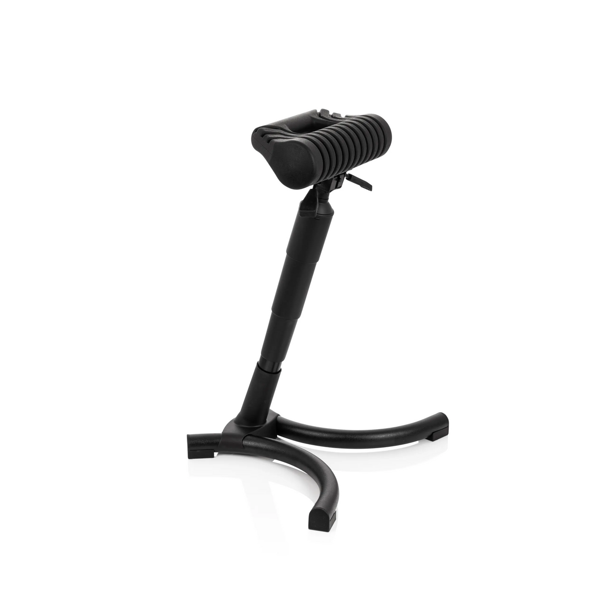 Schwarze Stehhilfe TOP WORK 33 mit gepolsterter Sitzfläche und dreiarmigem Standfuß von hjh OFFICE – 360-Grad-Ansicht (schräge Frontansicht 60°)