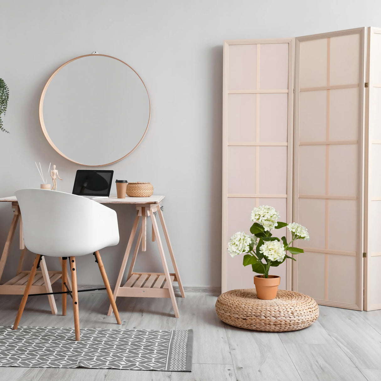 Kunstpflanze HYDRANGEA in Grün und Weiß mit Topf auf einem geflochtenen Hocker von hjh OFFICE