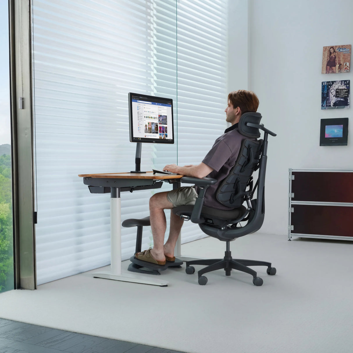 High-End-Bürostuhl LiberNovo Omni Gen in Dunkelgrau mit Kopfstütze und Armlehnen von Libernovo