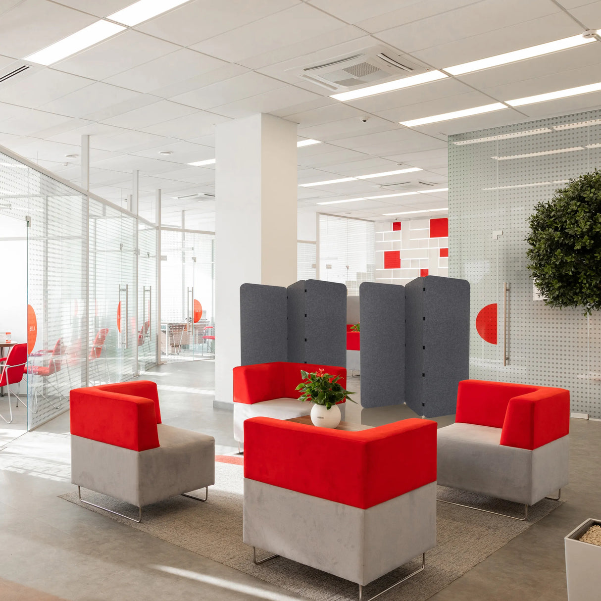 Graue Trennwände FLEXMIUT EL als Raumteiler in einem modernen Büro von hjh OFFICE
