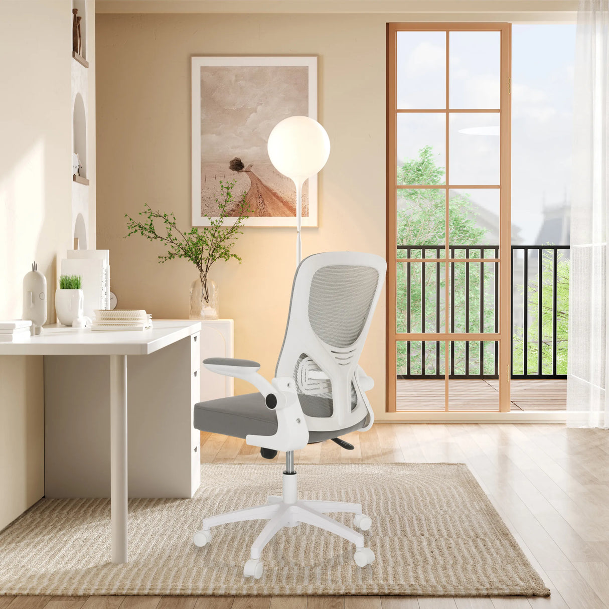 Grauer Homeoffice-Bürostuhl BELIO W mit Netzrückenlehne und weißen Armlehnen in einem hellen Raum von hjh OFFICE