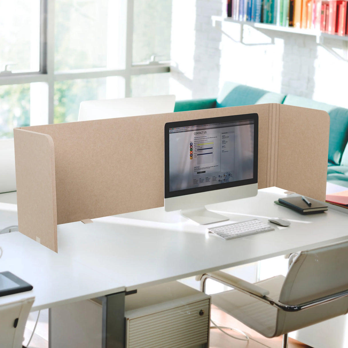 Beige Tischtrennwand FLEXMIUT U mit einer Breite von 160 cm auf einem weißen Schreibtisch von hjh OFFICE