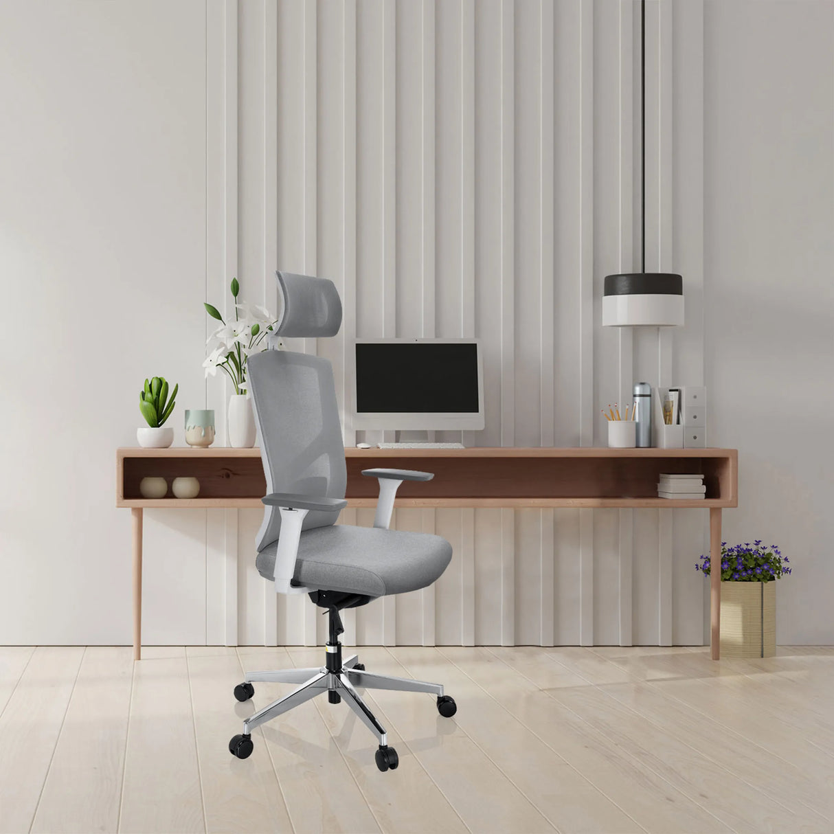 Grauer Profi-Bürostuhl BRETON PRO W mit Kopfstütze und Armlehnen vor einem minimalistischen Schreibtisch von hjh OFFICE