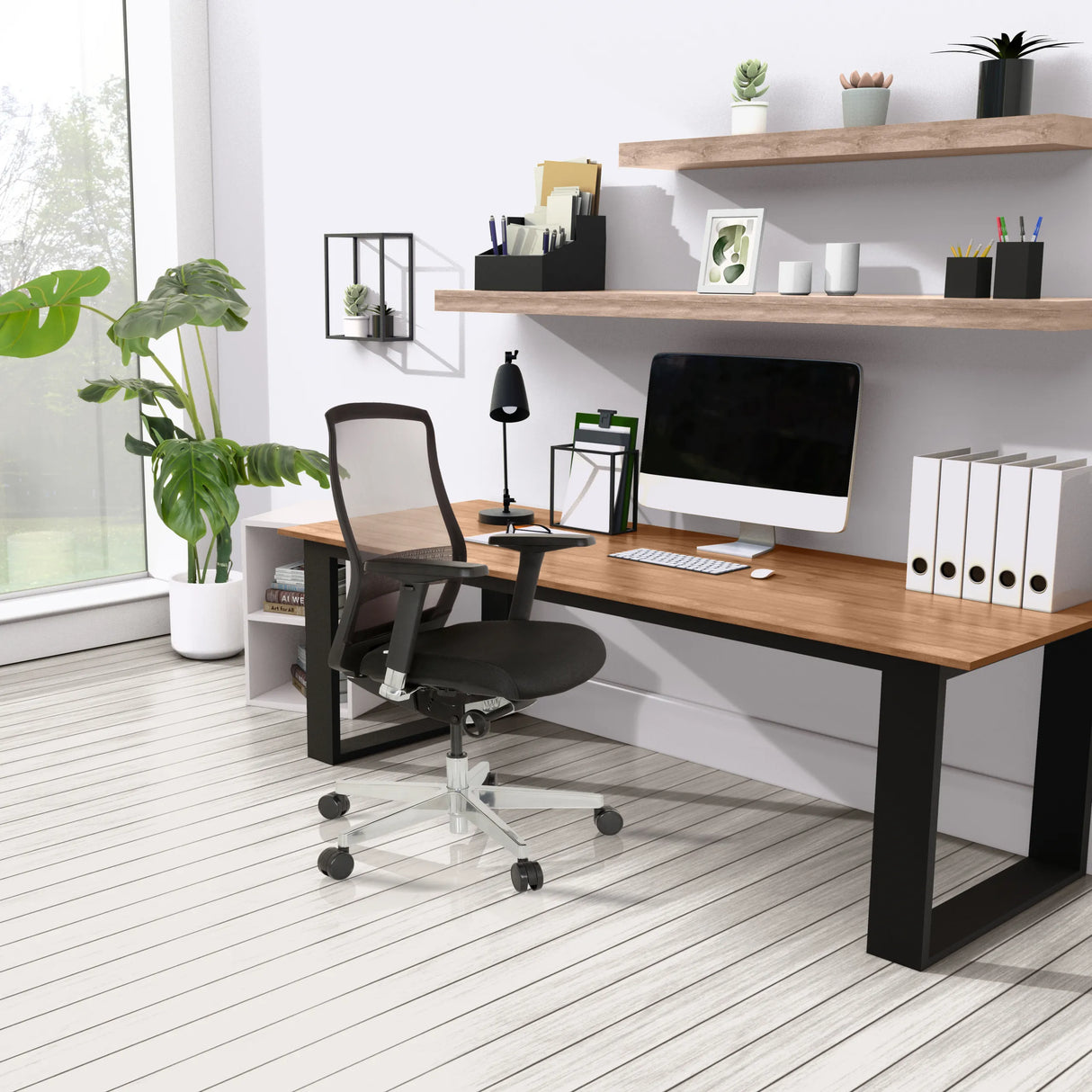 High-End-Bürostuhl FOUNTAINE in Schwarz an einem Schreibtisch in einem hellen Raum von hjh OFFICE