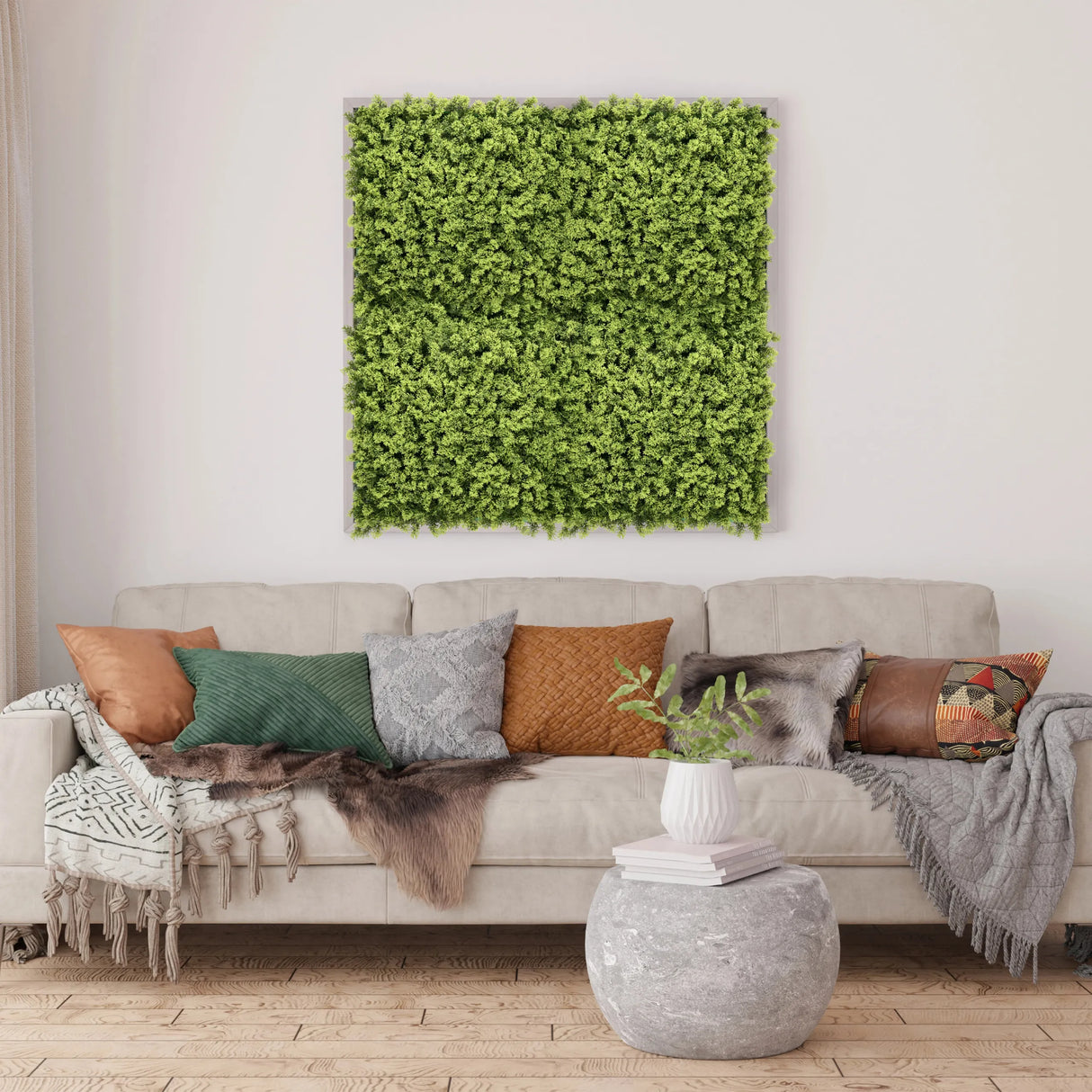 Grüne Pflanzenmatte LEAFLUXE 3 als quadratisches Wandbild über einem Sofa von hjh LIVING
