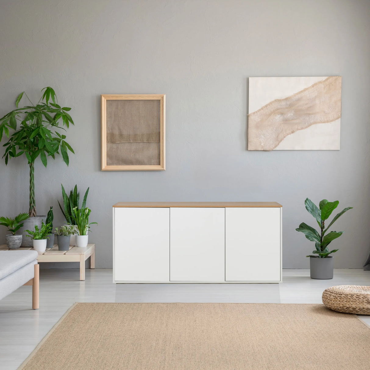 Sideboard KELO S in Weiß mit einer Eichenholzplatte in einem hellen Raum von hjh LIVING