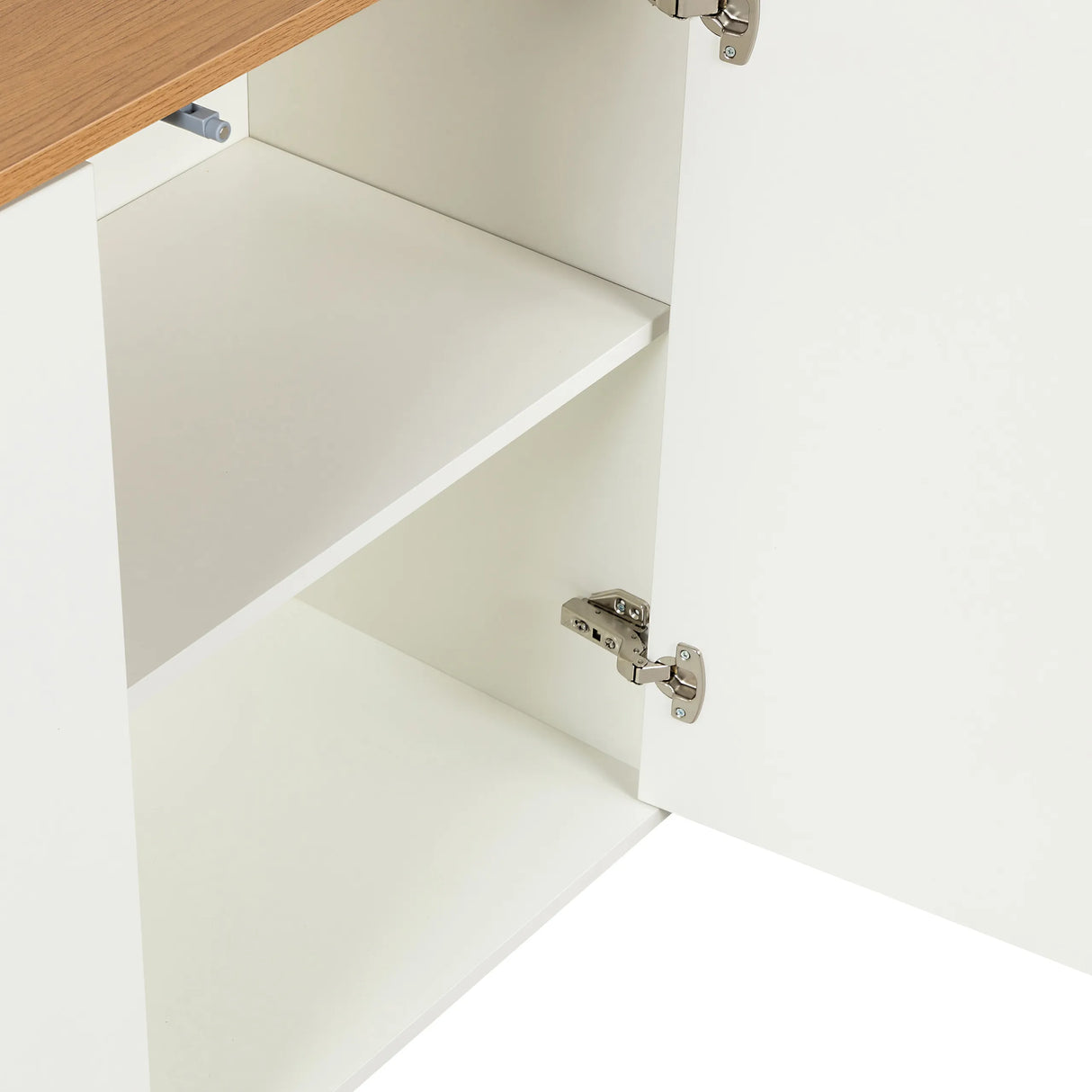 Türscharniere und weißes Regalfach des Sideboards KELO S in Weiß und Eiche von hjh LIVING