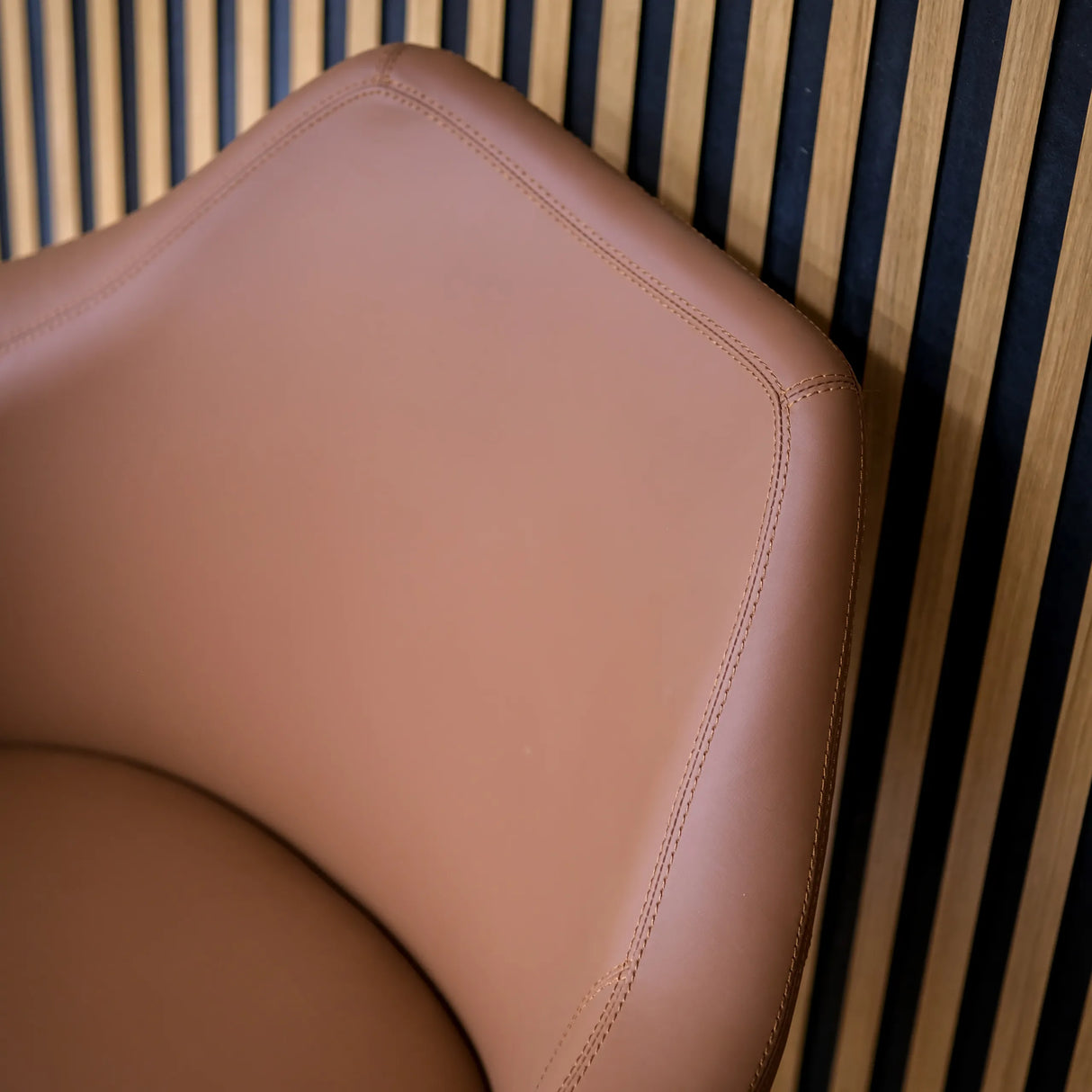 Braune Lederpolsterung der Rückenlehne des Loungesessels ARTEMIA mit sichtbaren Nähten von hjh OFFICE