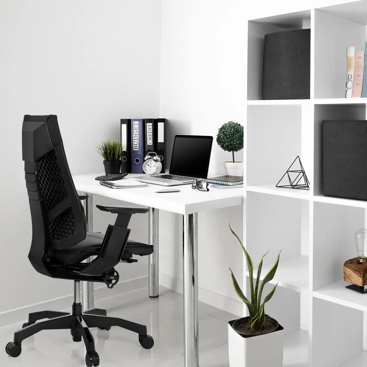 High-End-Bürostuhl GENIDIA BLACK in Schwarz aus Leder an einem weißen Schreibtisch von hjh OFFICE
