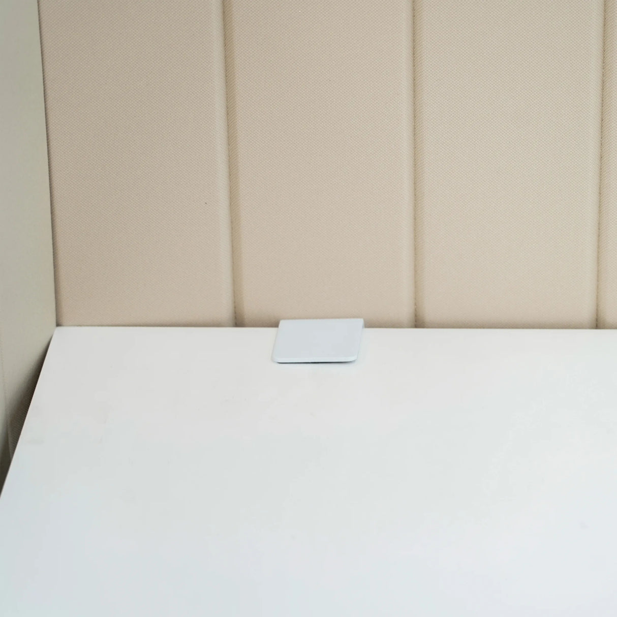 Weiße Halterung zur Befestigung der Tischtrennwand FLEXMIUT ROLL auf einer weißen Tischplatte von hjh OFFICE
